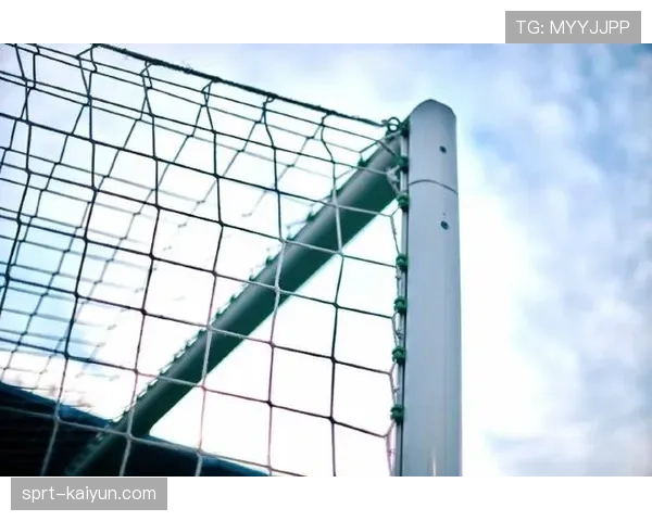 赛前踩场:萨索洛全队抵达新落成的马佩三色旗球场进行适应性训练 赛前踩场:萨索洛全队抵达新落成的马佩三色旗球场进行适应性训练