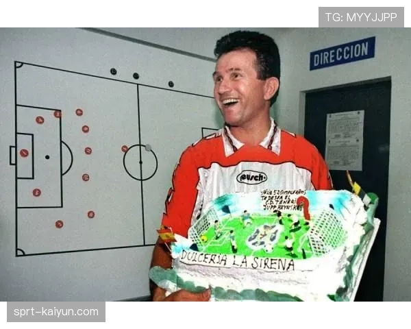 花絮：门兴对阵沃尔夫斯堡，赛前为已故功勋主帅海因克斯举行默哀仪式